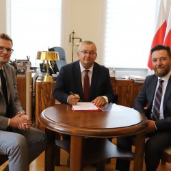 Od lewej: min. Michał Woś, min. Andrzej Adamczyk, z-ca prez. Michał Fita